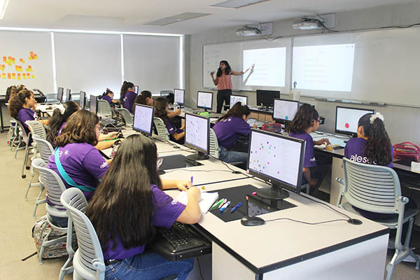 Más de 60 niñas de secundaria acuden al campus Monterrey