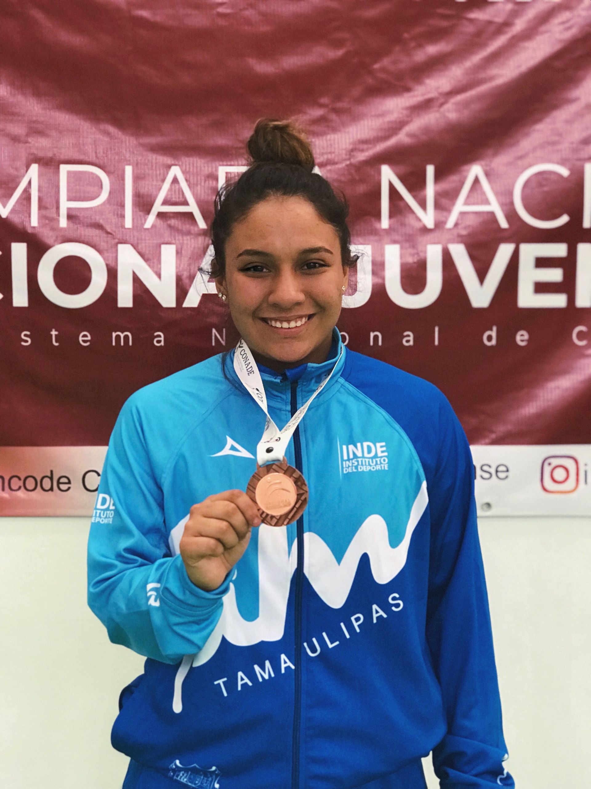 Ana con medalla