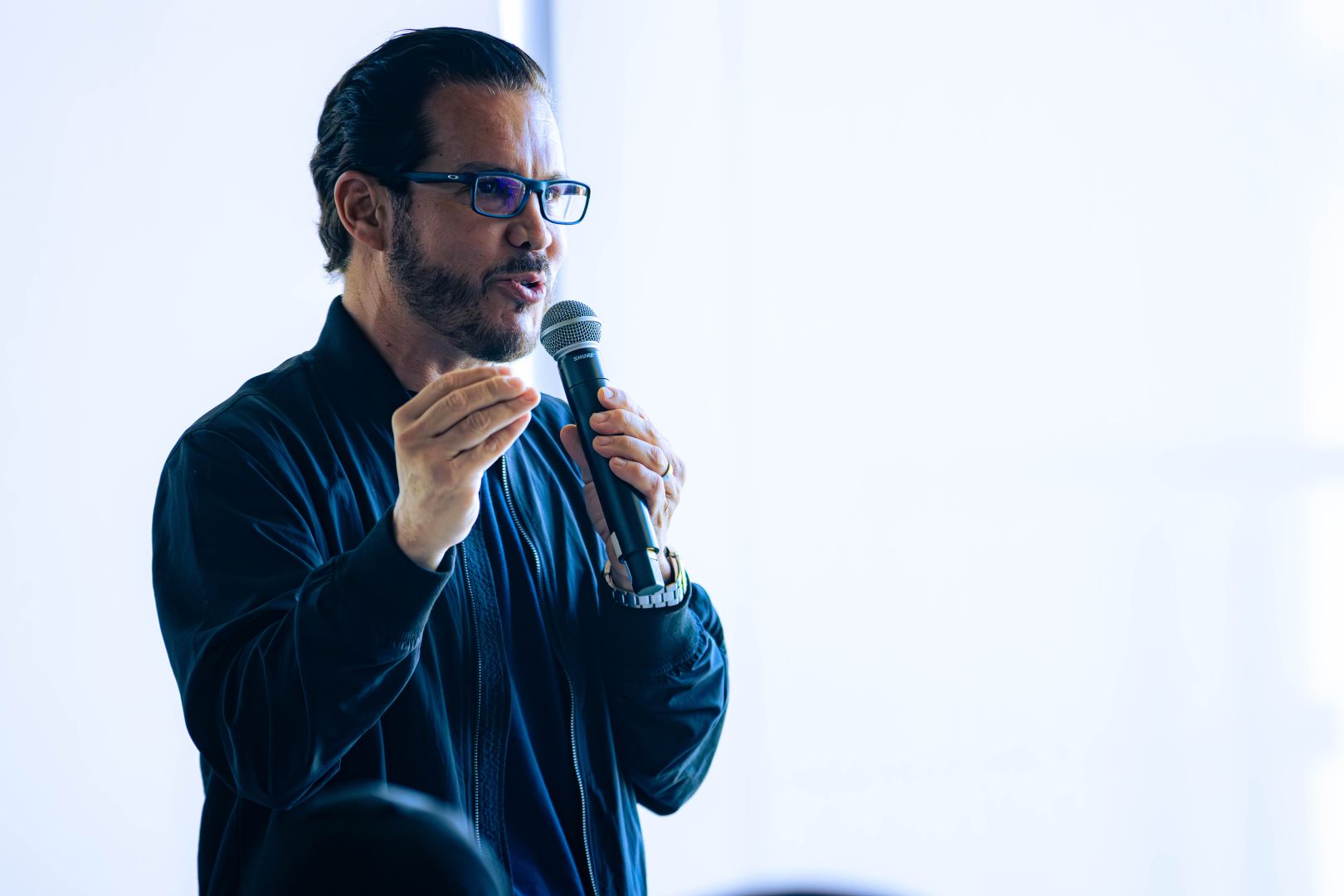 Mario Garc&iacute;a da una conferencia con micr&oacute;fono en mano en incMTY 2026, explicando estrategias para conseguir inversi&oacute;n en startups.