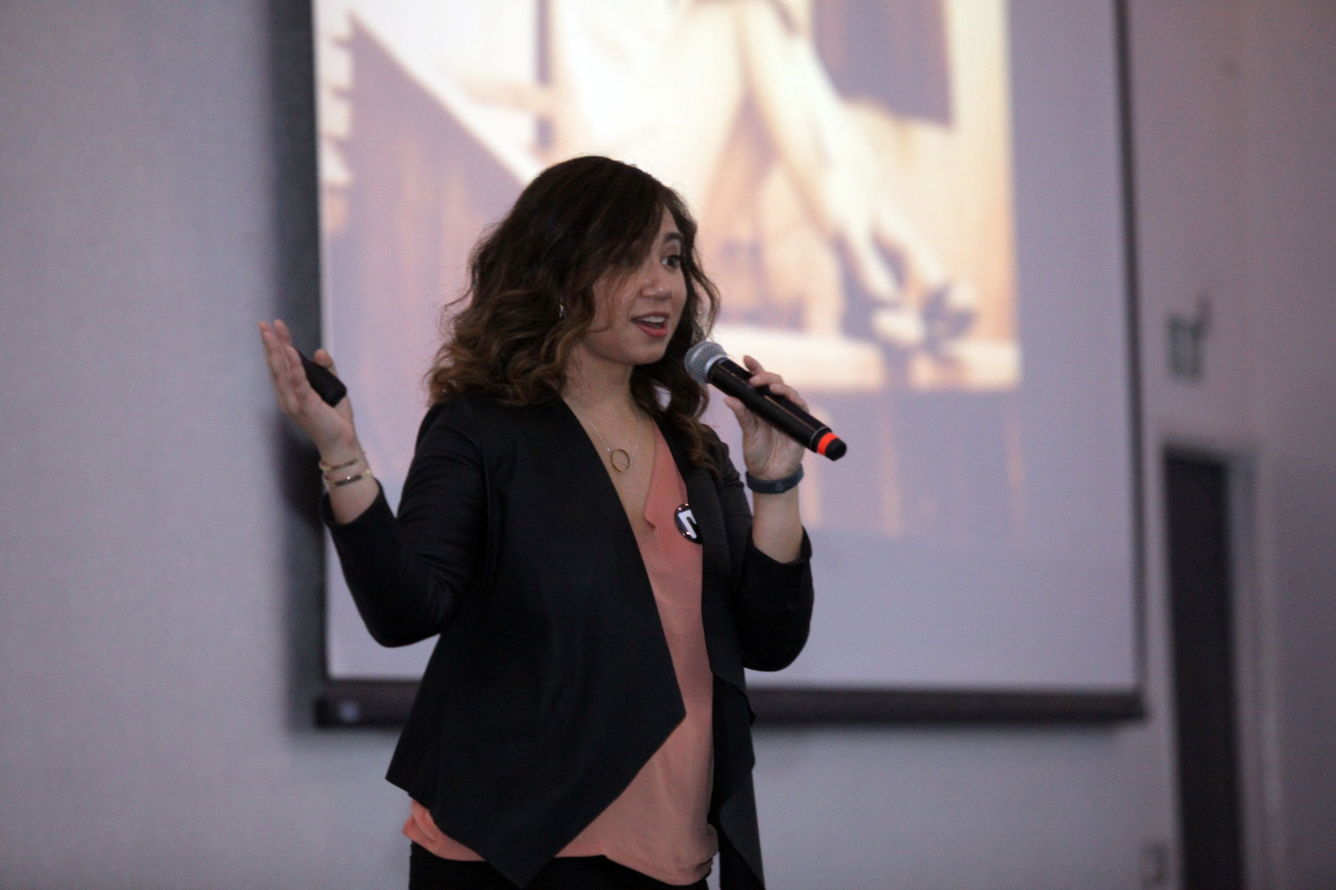 En este evento de EMPRENDIMIENTO celebrado en campus Querétaro, se generaron oportunidades de enlace del emprendedor con el ecosistema a través de 100 mentores, 10 mentores de Enlace+, 32 empresas asesoras, 340 emprendedores registrados de los estados de Querétaro, Irapuato, San Luis Potosí y Morelia; así como una serie de conferencias y talleres que le brindaron a todos los participantes con el objetivo de romper paradigmas y crear oportunidades de crecimiento tanto para los alumnos como para la comunidad en general.  Este año, las conferencias impartidas por expertos en la materia fueron: “De Blogger a empresaria” por Ximena Ugalde, “10 estrategias para emprender que funcionan” por Hugo Morán, “Economía azul” por Maddeline Gil, “La nueva economía para el emprendedor social” por Elsa Ontiveros, “The art of selling art” por  Bill Stidham, “La mujer y las ventas” por Emma García, “Redefiniendo el súper mercado” por Sébastien Dérieux, “5 verdades que no gustan a los emprendedores” por Kena Olivera, “La buena onda vende” por Bubu Romo, “Enamorando inversionistas” por Ján Rehák y Luis Fernando García y “La mente triunfadora” por Agus Rosa.  Con este conjunto de más de diez conferencias, se logró abordar el emprendedurismo y la innovación desde diferentes ángulos, dependiendo de las necesidades que el individuo o la empresa requiriera. Además, se contó con diferentes formatos de apoyo que incluyeron: mesas de mentorías y mesas de asesorías, por parte de expertos con un mínimo de 3 años de experiencia en empresas e industrias específicas; así como exposiciones de prototipos por parte de los empresarios innovadores y una hora de Demoday, en donde por medio de un formato de Pitch, los emprendedores mostraron sus productos a un grupo de expertos que les daban retroalimentación para mejorar tanto el discurso, como el producto como tal, de acuerdo a su experiencia.   Durante este día se dejó claro que existen diferentes tipos de formas en el ecosistema de emprendimiento: tecnológico, alto impacto, unicornio, personal, tempo