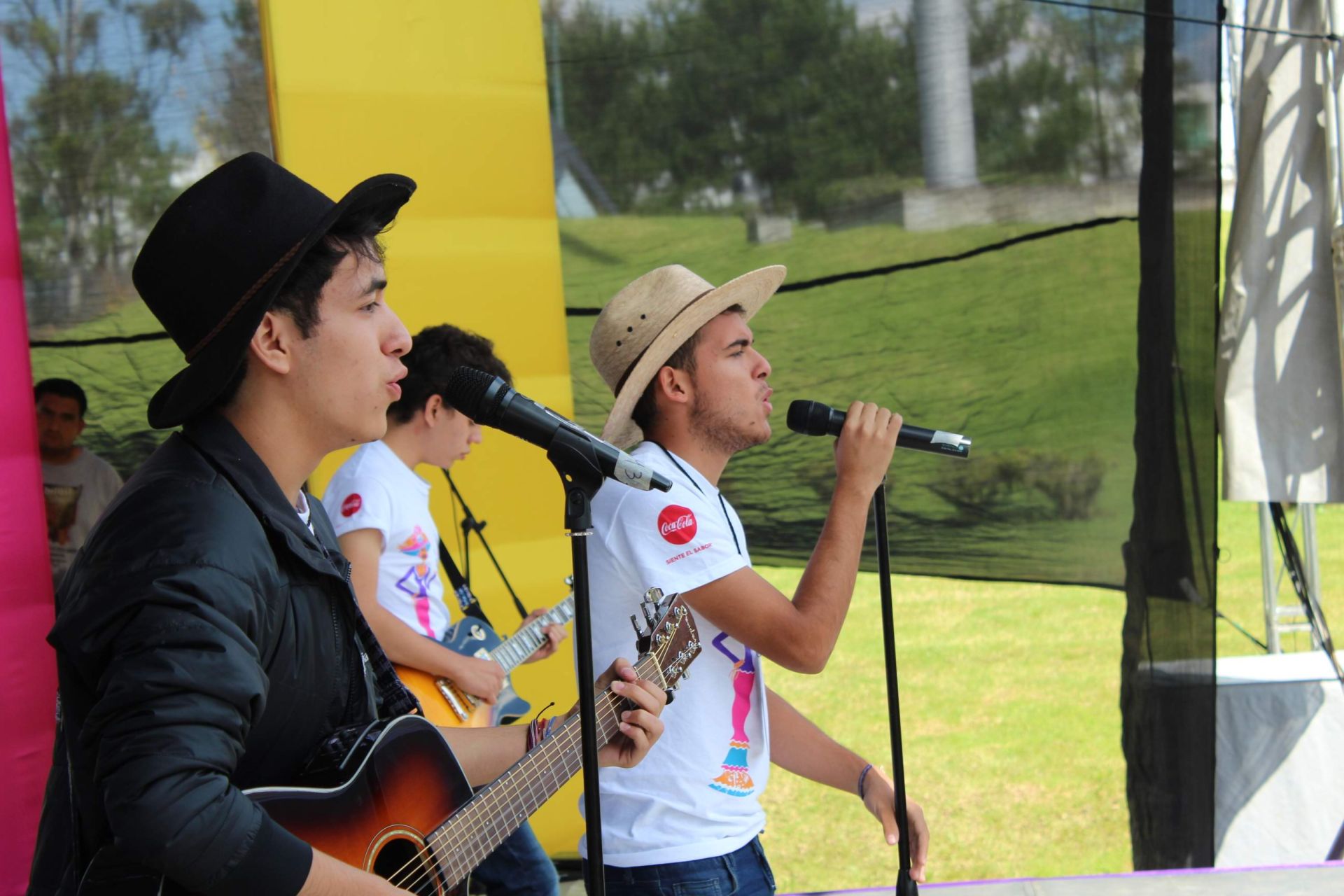 isaac tocando con su banda