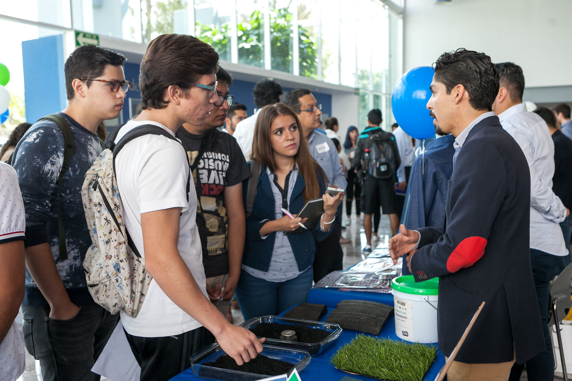 En este evento de EMPRENDIMIENTO celebrado en campus Querétaro, se generaron oportunidades de enlace del emprendedor con el ecosistema a través de 100 mentores, 10 mentores de Enlace+, 32 empresas asesoras, 340 emprendedores registrados de los estados de Querétaro, Irapuato, San Luis Potosí y Morelia; así como una serie de conferencias y talleres que le brindaron a todos los participantes con el objetivo de romper paradigmas y crear oportunidades de crecimiento tanto para los alumnos como para la comunidad en general.  Este año, las conferencias impartidas por expertos en la materia fueron: “De Blogger a empresaria” por Ximena Ugalde, “10 estrategias para emprender que funcionan” por Hugo Morán, “Economía azul” por Maddeline Gil, “La nueva economía para el emprendedor social” por Elsa Ontiveros, “The art of selling art” por  Bill Stidham, “La mujer y las ventas” por Emma García, “Redefiniendo el súper mercado” por Sébastien Dérieux, “5 verdades que no gustan a los emprendedores” por Kena Olivera, “La buena onda vende” por Bubu Romo, “Enamorando inversionistas” por Ján Rehák y Luis Fernando García y “La mente triunfadora” por Agus Rosa.  Con este conjunto de más de diez conferencias, se logró abordar el emprendedurismo y la innovación desde diferentes ángulos, dependiendo de las necesidades que el individuo o la empresa requiriera. Además, se contó con diferentes formatos de apoyo que incluyeron: mesas de mentorías y mesas de asesorías, por parte de expertos con un mínimo de 3 años de experiencia en empresas e industrias específicas; así como exposiciones de prototipos por parte de los empresarios innovadores y una hora de Demoday, en donde por medio de un formato de Pitch, los emprendedores mostraron sus productos a un grupo de expertos que les daban retroalimentación para mejorar tanto el discurso, como el producto como tal, de acuerdo a su experiencia.   Durante este día se dejó claro que existen diferentes tipos de formas en el ecosistema de emprendimiento: tecnológico, alto impacto, unicornio, personal, tempo