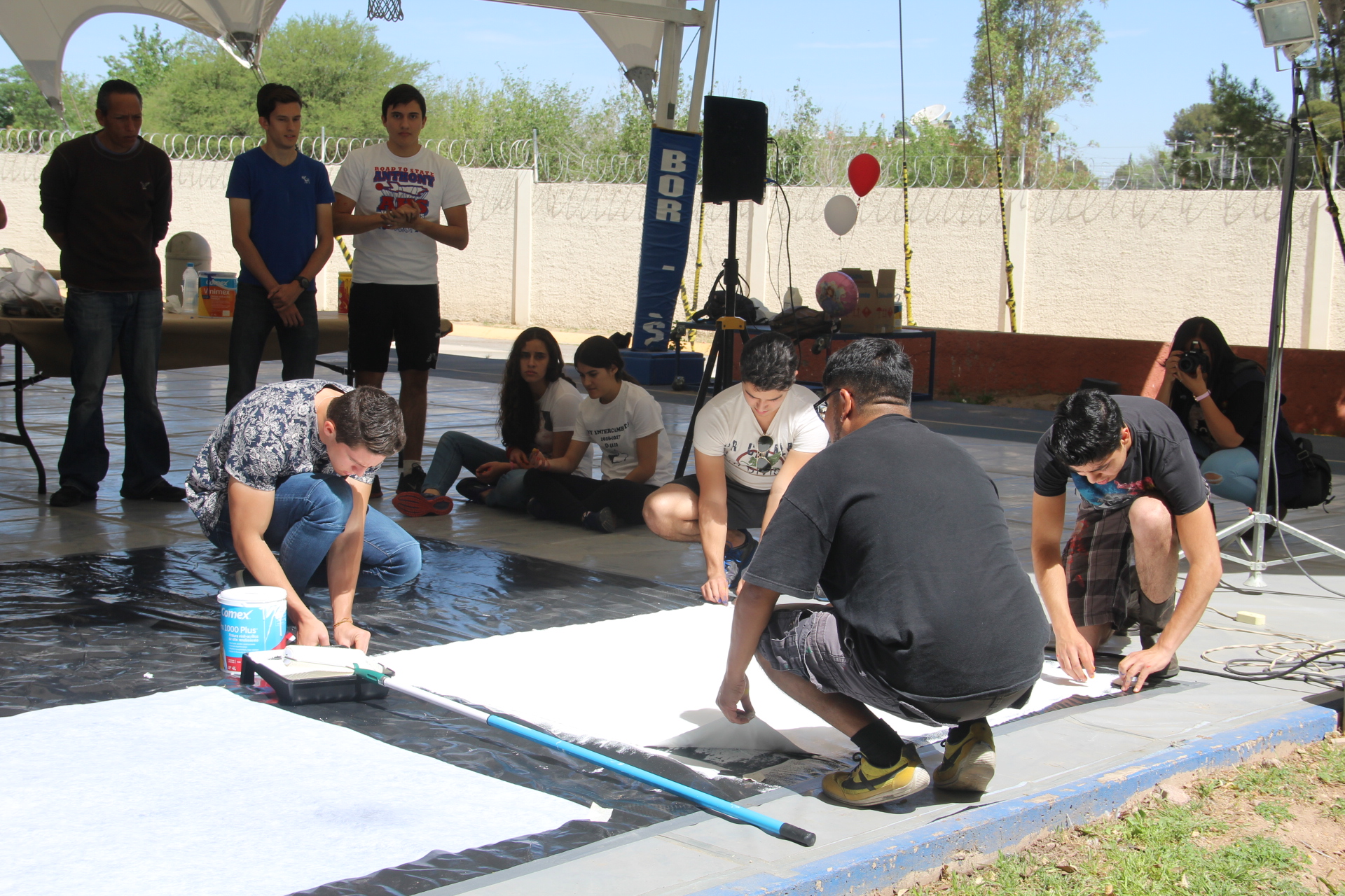 Alumnos pintando el mural 