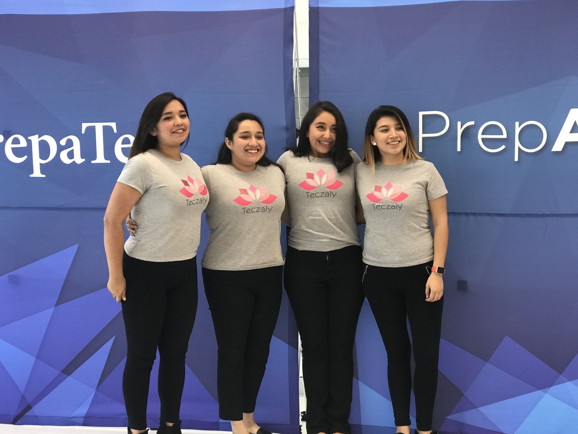 Mujeres sonriendo