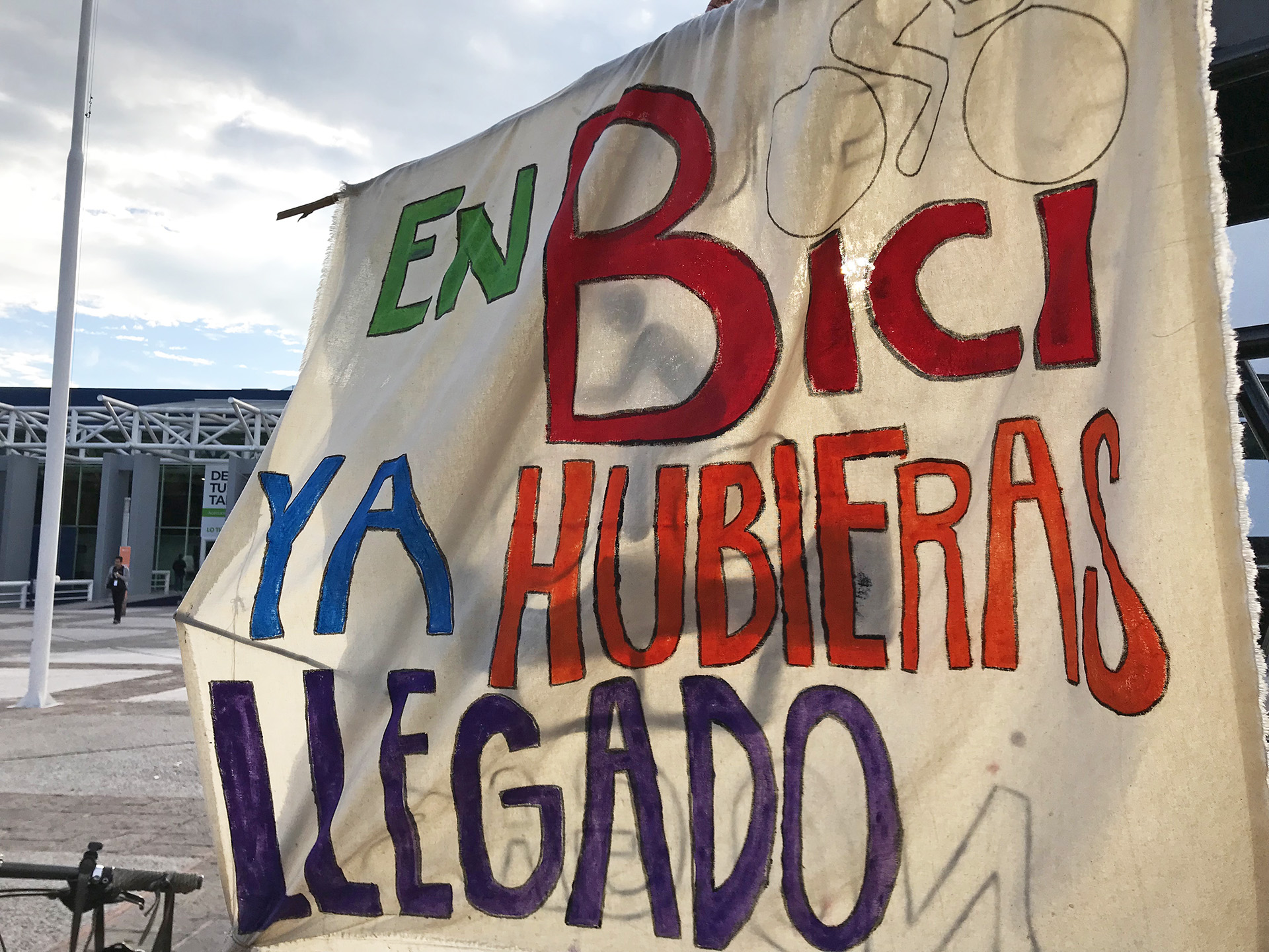 En bici ya hubieras llegado