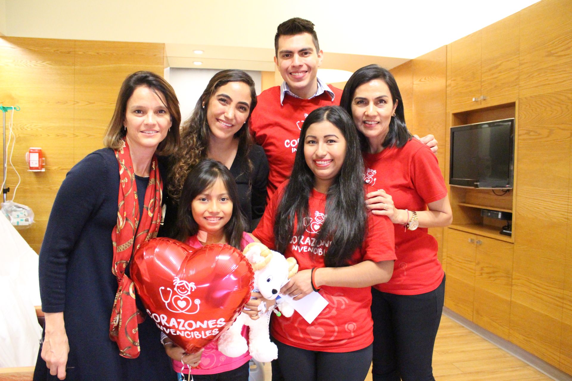 entrega de regalos a pacientes Corazones Invencibles