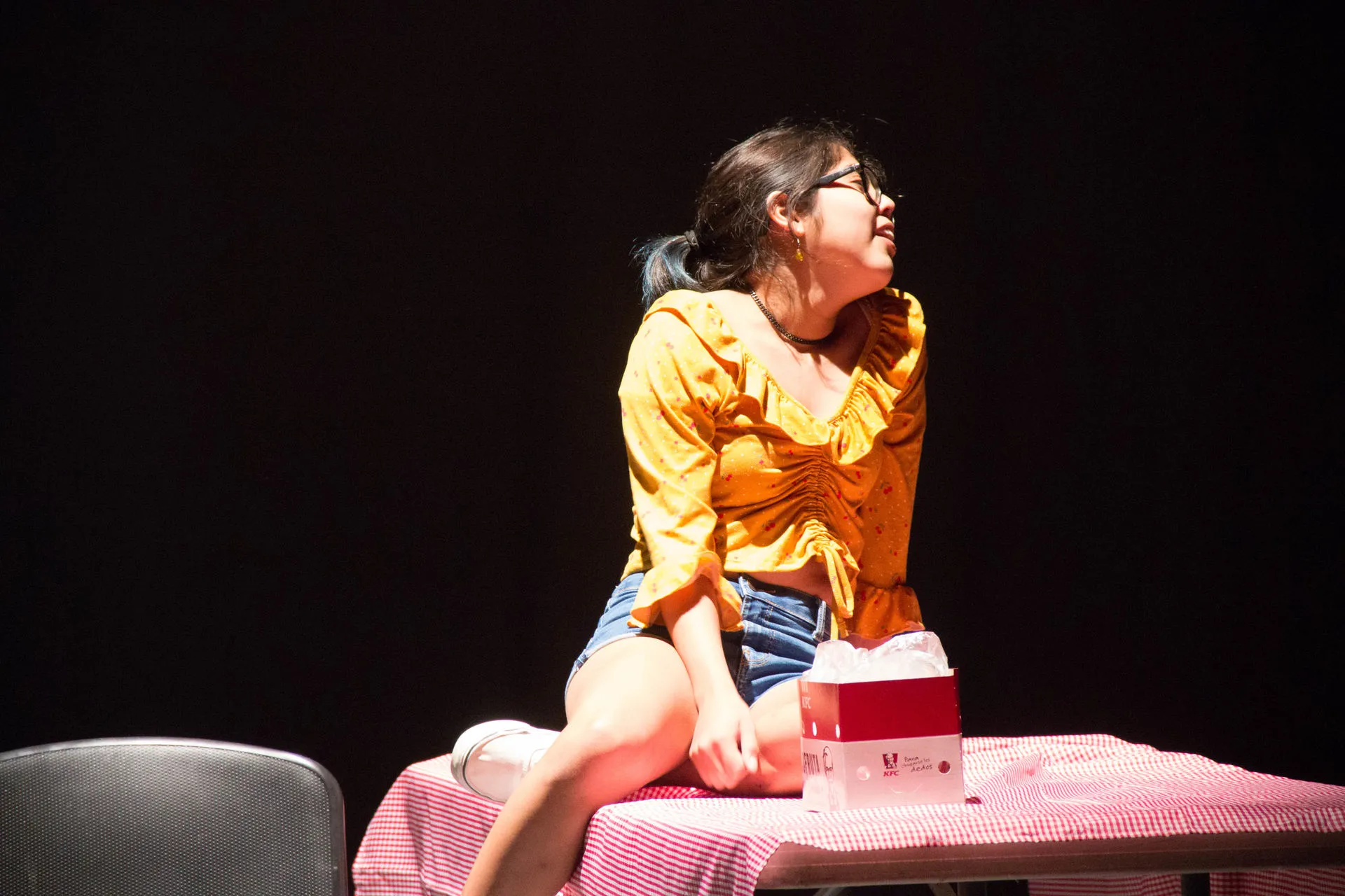 Rebeca interpretando su personaje del monólogo “Pollo frito, adolescencia y un brasier”