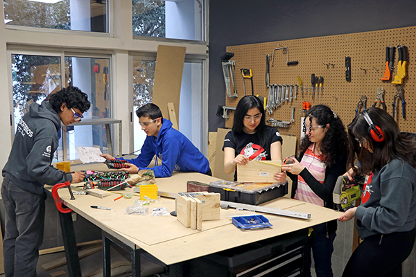 Equipo de alumnos que trabajan para competir en FIRST