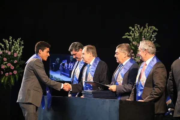 Ángel Briones Graduación