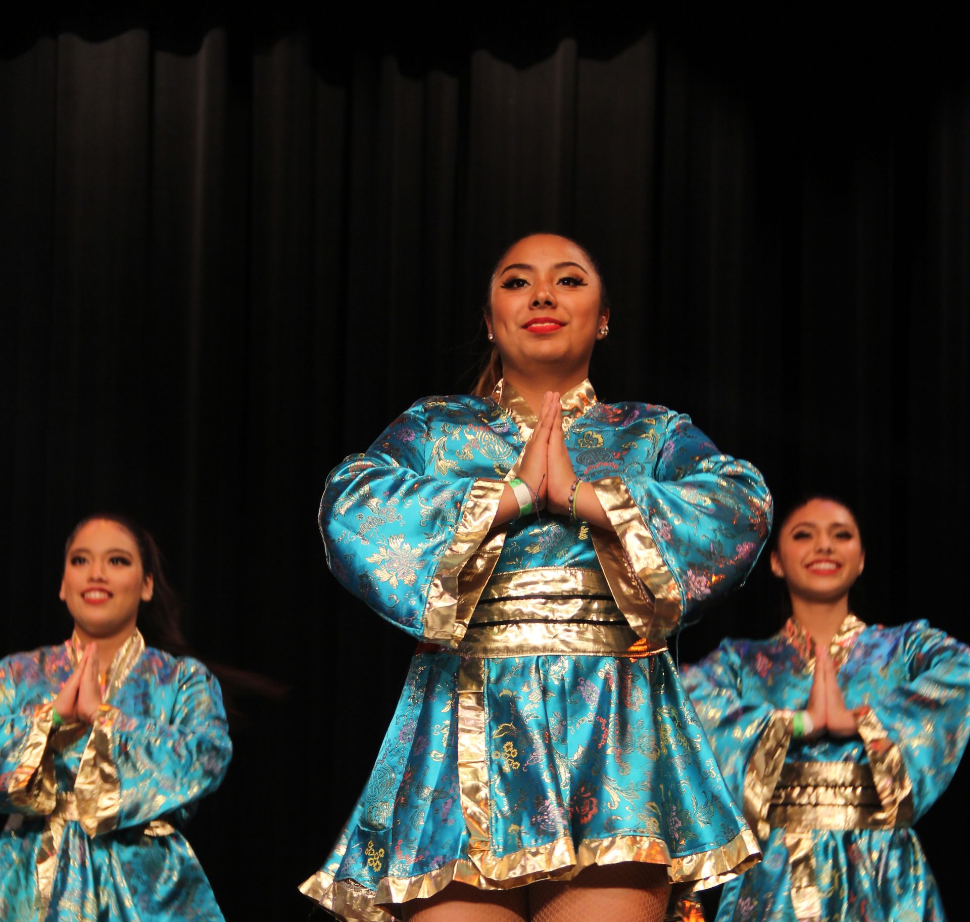 Erika interpretando el baile “Tokyo Girls” con sus compañeras