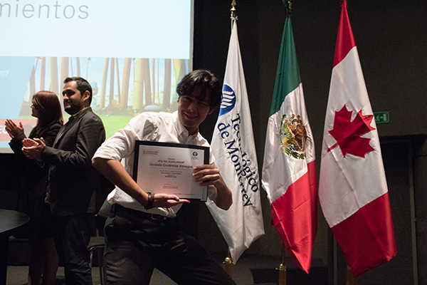 Alumnos reciben reconocimiento por otorgación de beca para estudiar en VFS.