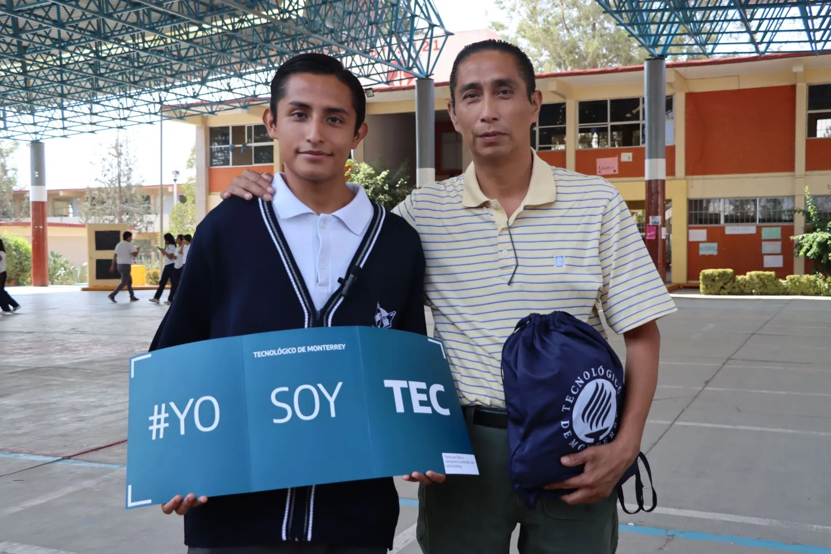Fernando Hernández junto a su papá.