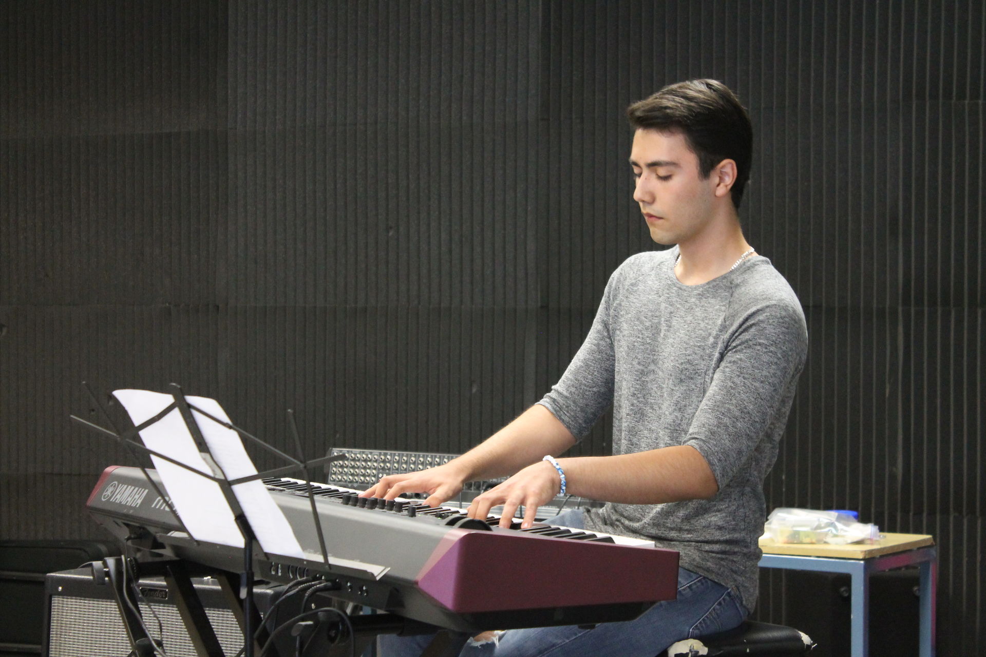 Andrés Rico en el piano