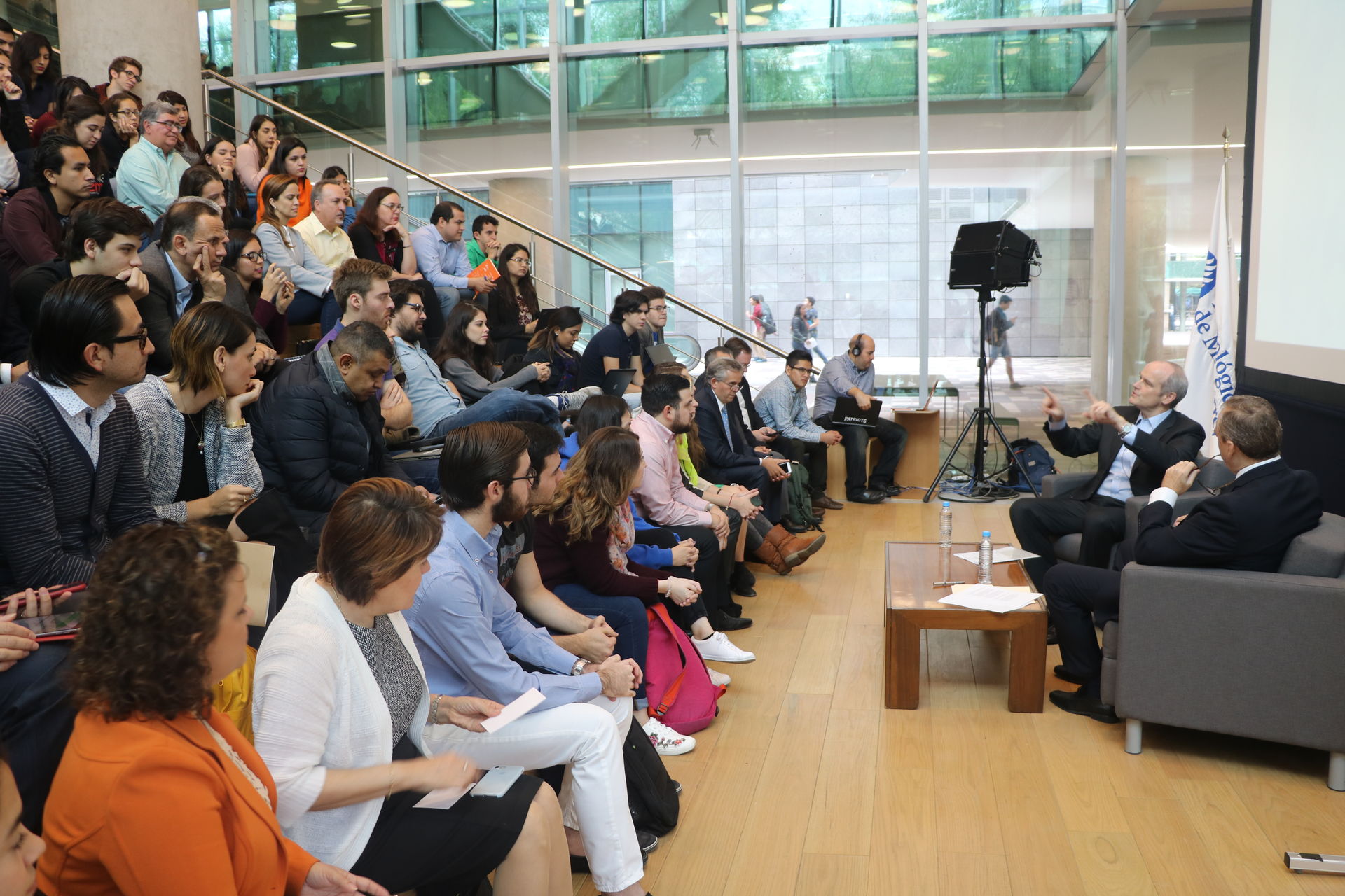 Michael Evans en la Biblioteca del Campus Monterrey