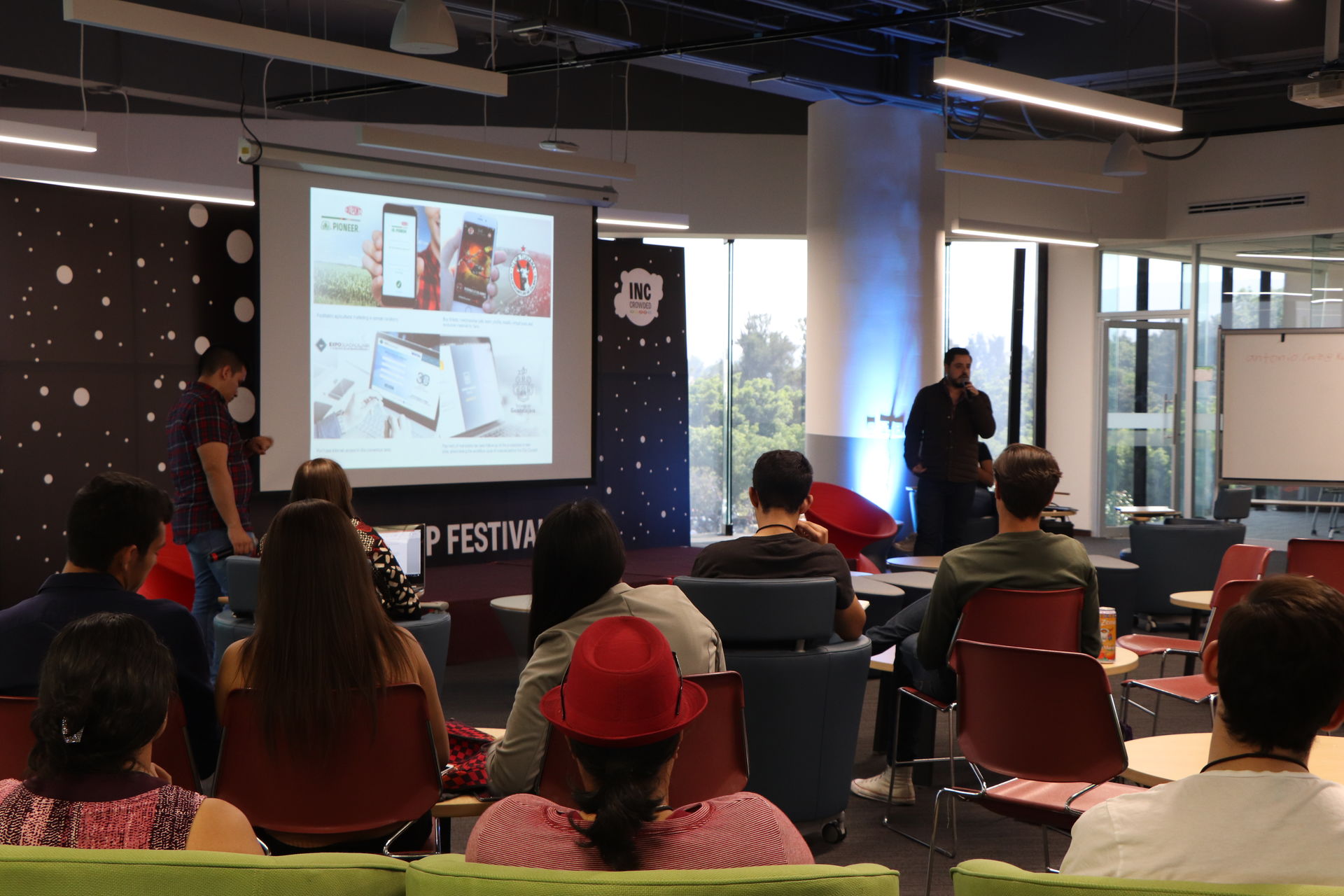 En el evento también contó con las EXATEC Talks, un espacio de charlas donde los asistentes podían conocer las historias de otros emprendedores.