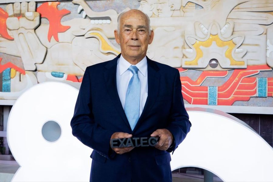El ingeniero José Luis González Íñigo recibió el Premio Trayectoria EXATEC 2023, en el marco de la Reunión de Consejeros