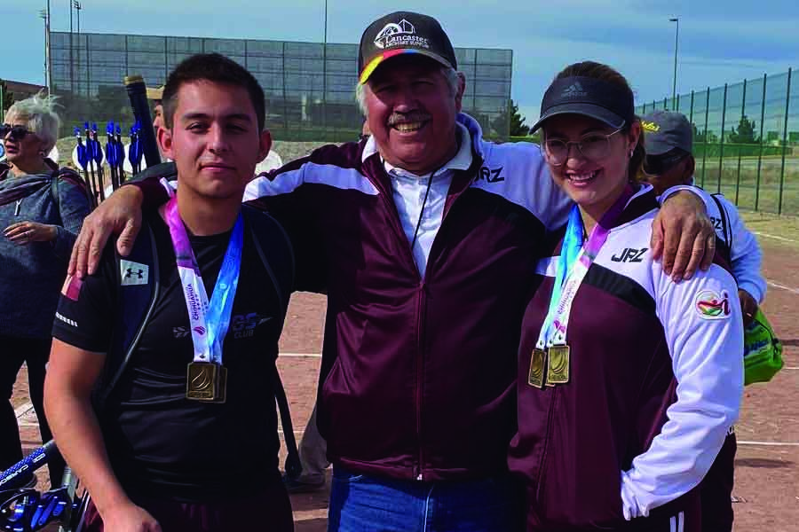 Ileana con compañero y medallas