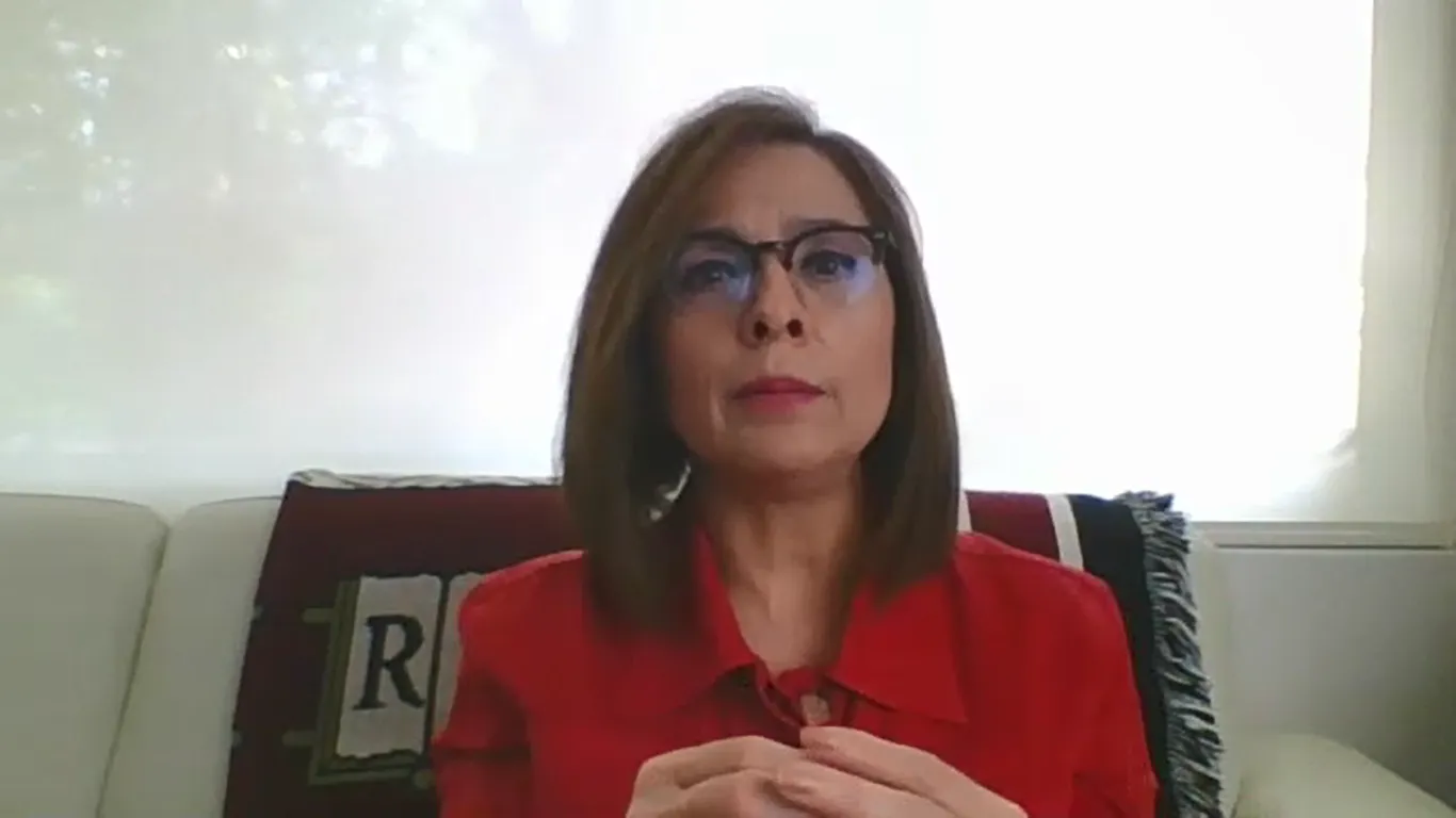 Profesora en clase en línea