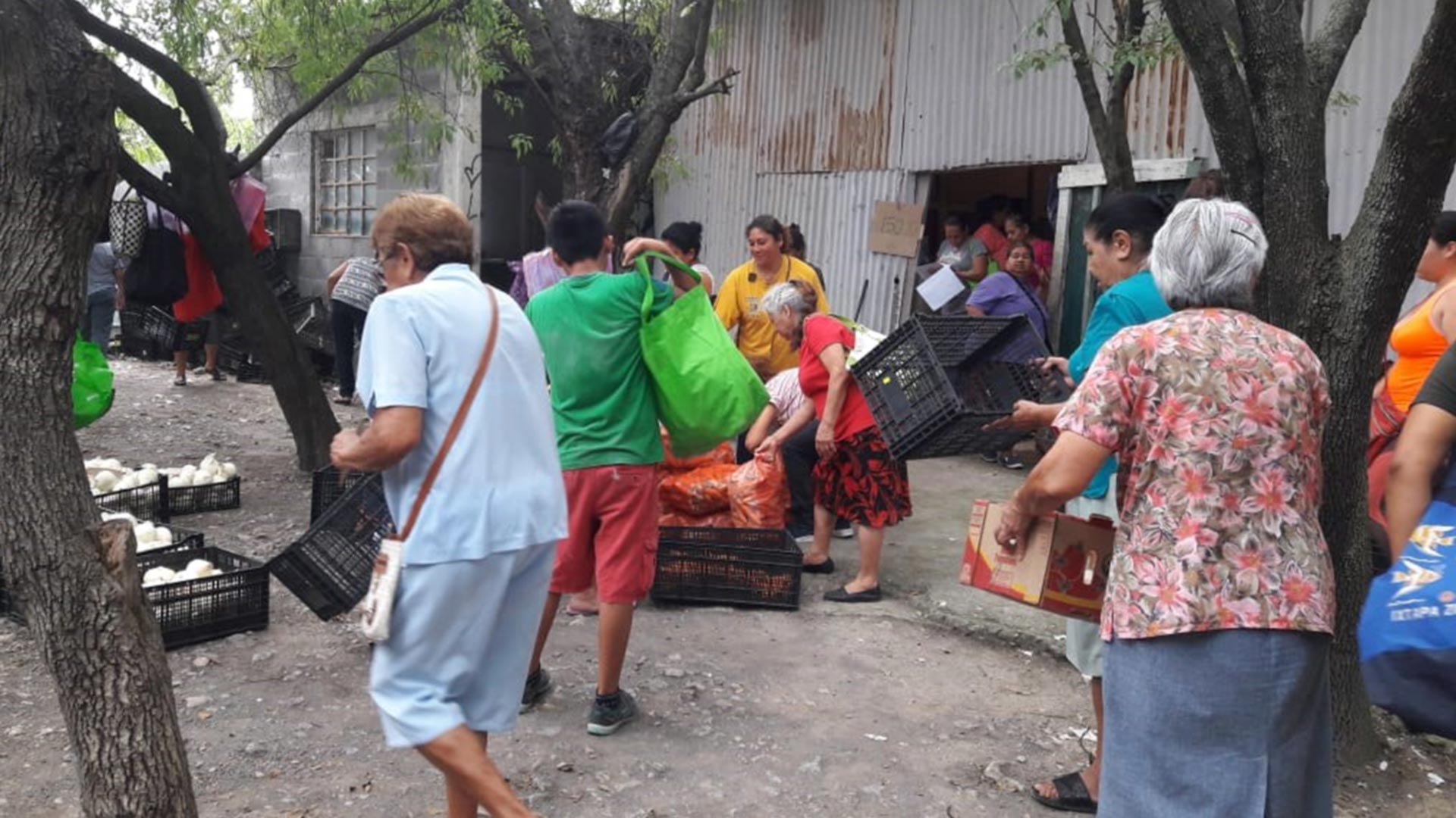 Mujeres en el banco de alimentos