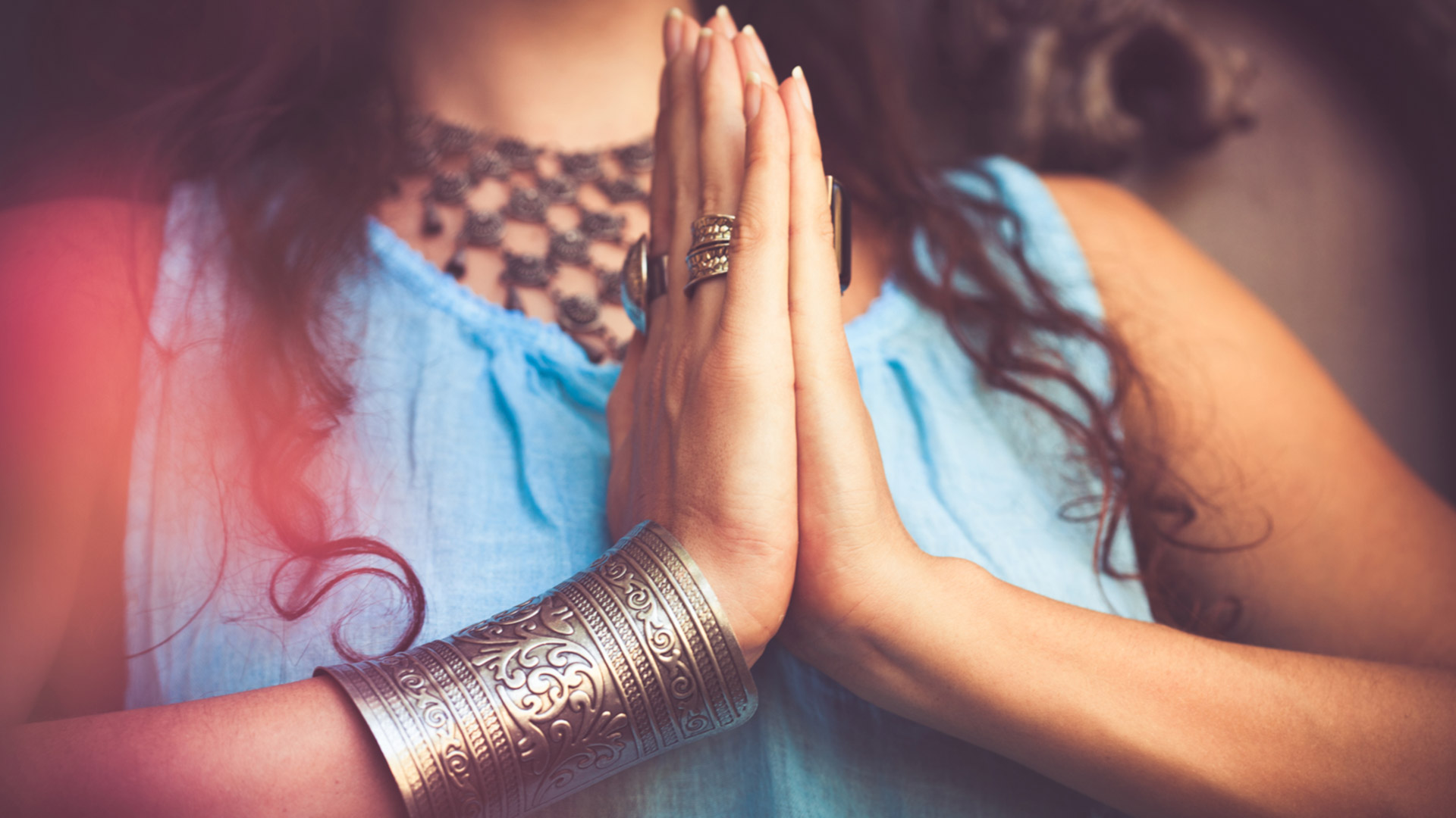 Mujer en pose de yoga