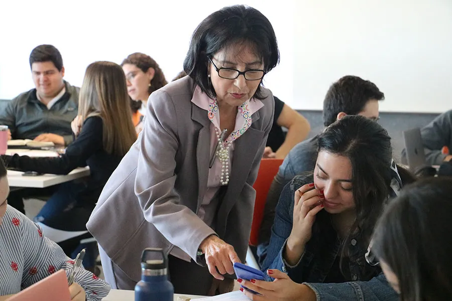 Foto interior profesora en clase