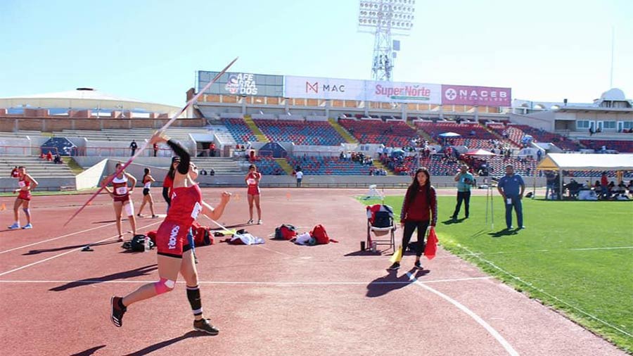 Isabel Pablos alumna de PrepaTec Ciudad Obregón haciendo tiro de jabalina