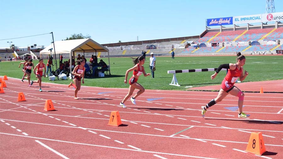 Isabel Pablos haciendo una de las pruebas de Heptatlon en el regional de los juegos nacionales