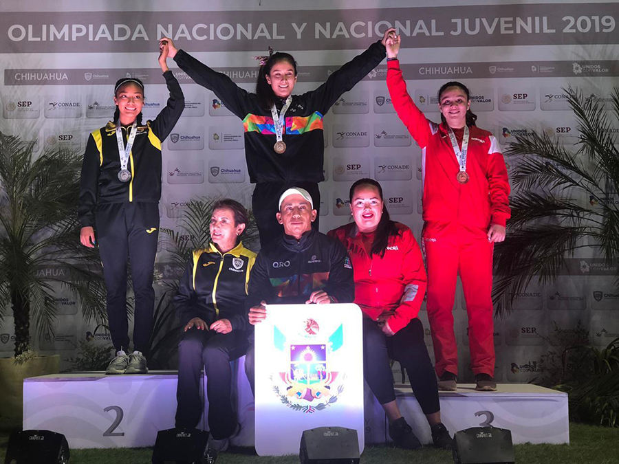 Isabel recibiendo su medalla de bronce