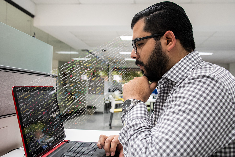 Israel frente a su computadora