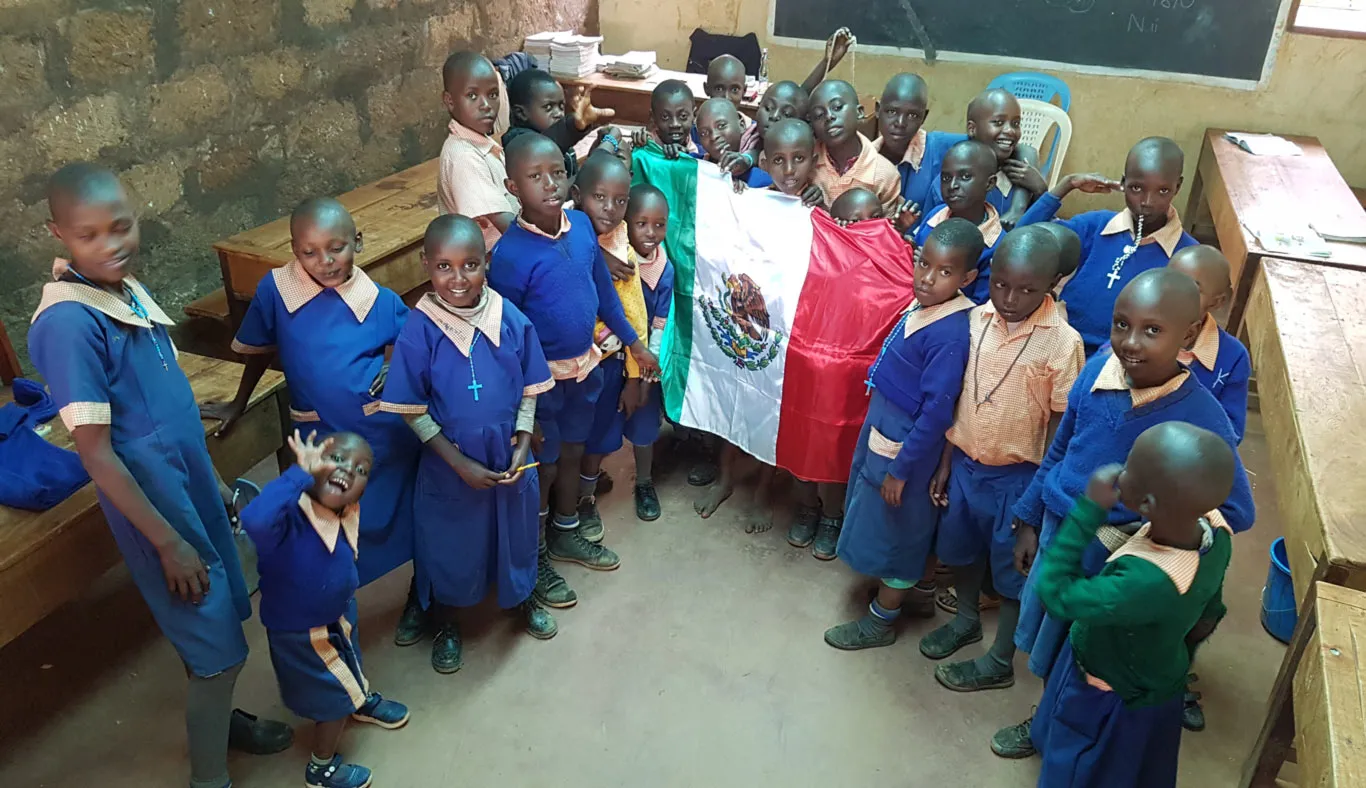 Iza Siller realizó labor social en Kenia.