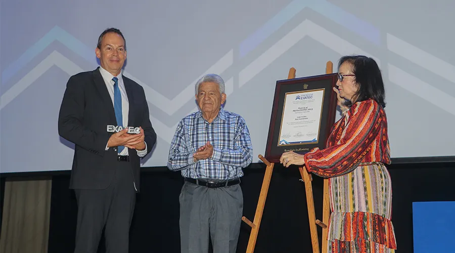 Juan Carlos recibiendo su premio de Marcela Beltrán, directora general del Tec campus Irapuato
