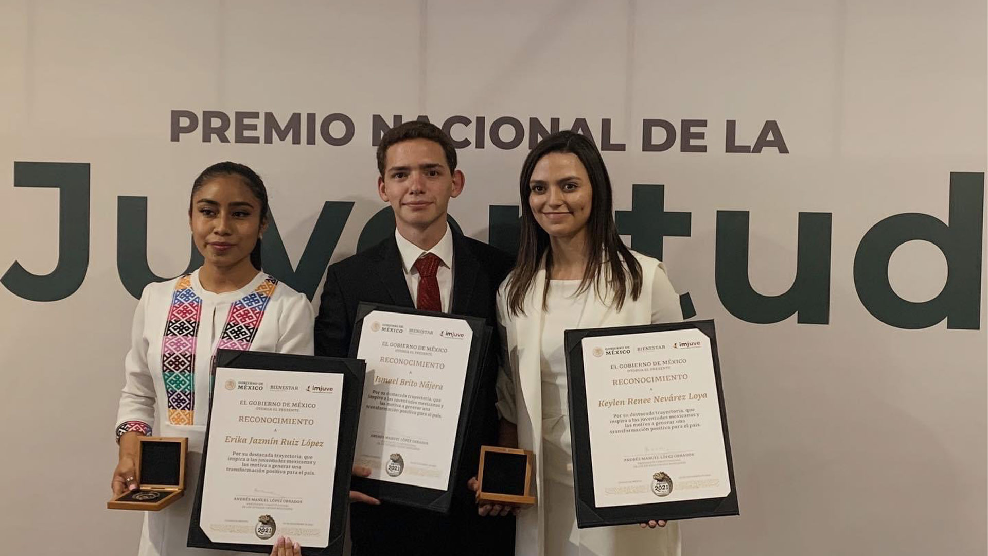 Keylen a lado de otros de los jóvenes ganadores 