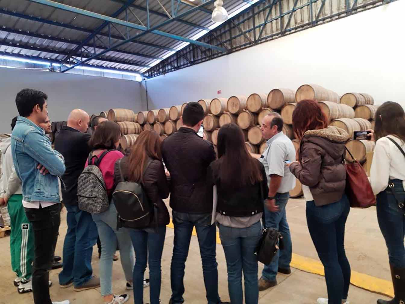 Alumnos de Derecho del Tec asesoran a Tequilera para exportar