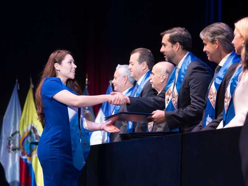 M&eacute;dicos reciben su t&iacute;tulo como especialistas.