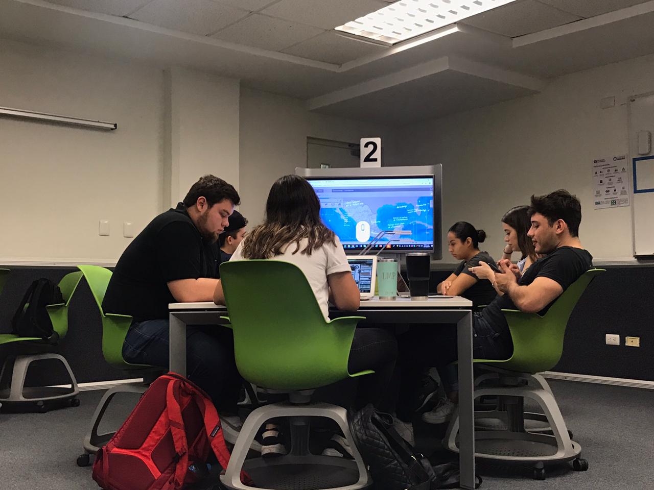 Alumnos trabajando su propuesta de mapas temáticos