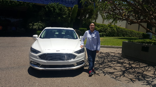 Claudia Aguilar con un auto Ford