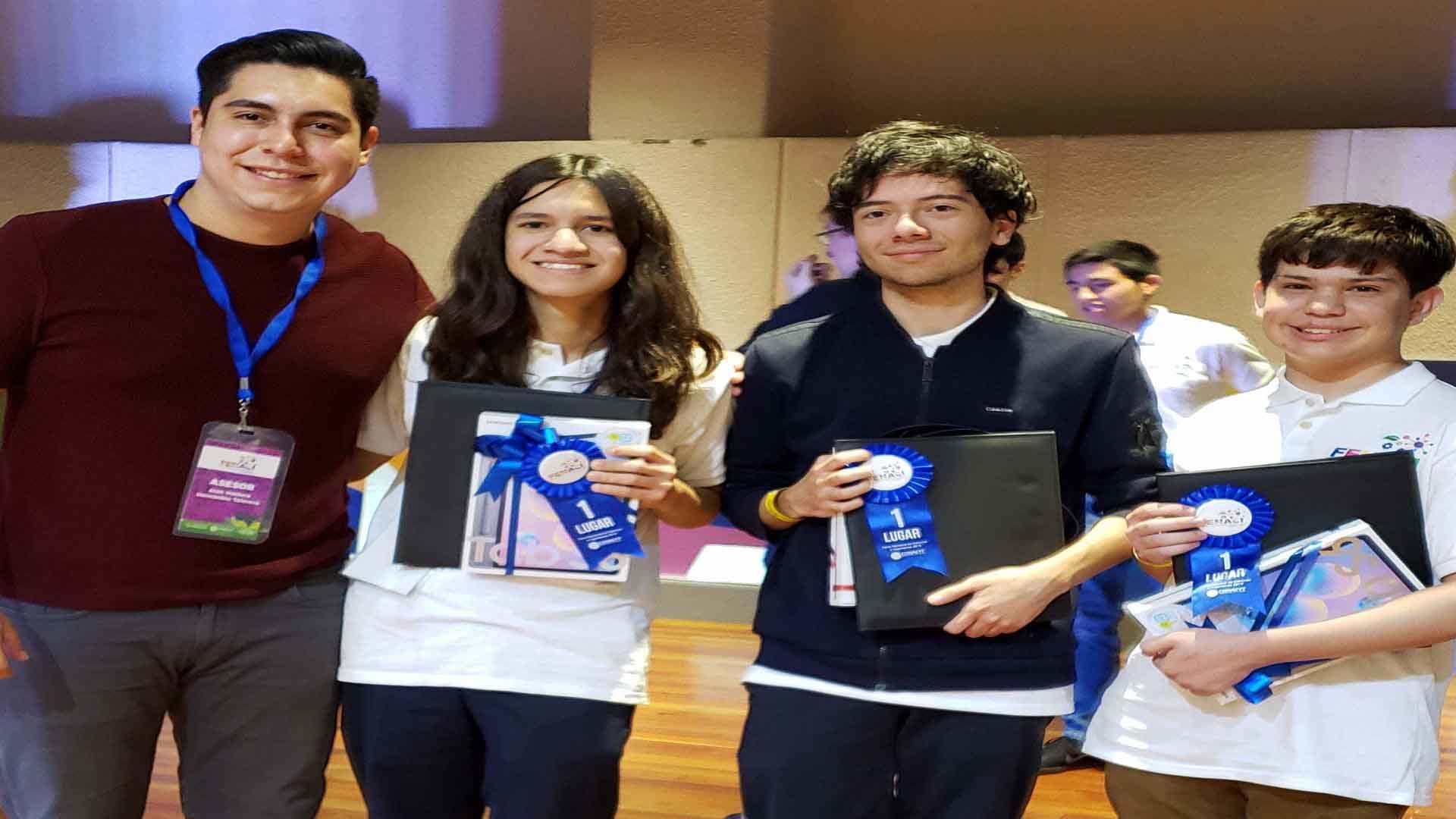 Alan Venturia profesor y los estudiantes de PrepaTec Chihuahua