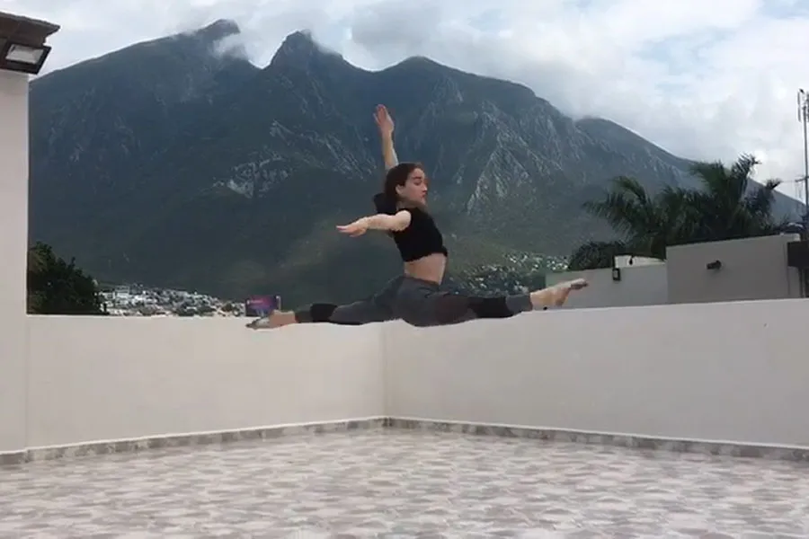Foto Laura Paez realizando coreografía
