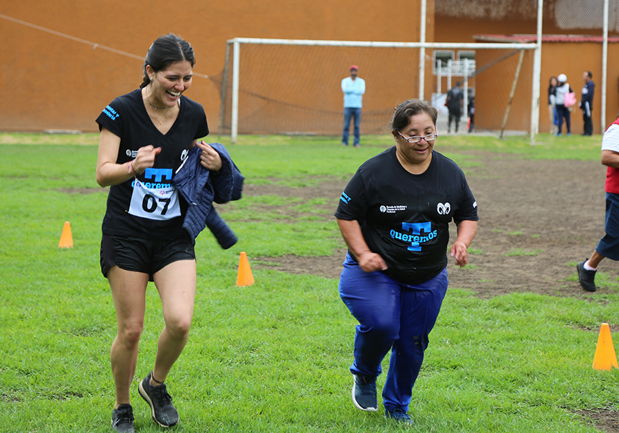 atleta del tec y atleta de Special Olympics