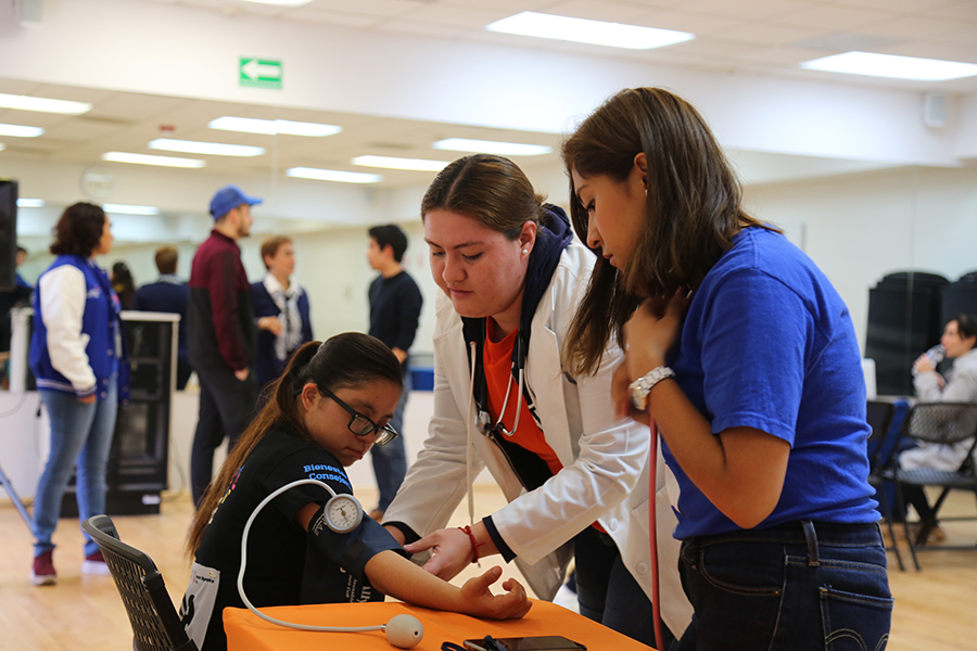 Estudiantes de Medicina atendiendo atletas