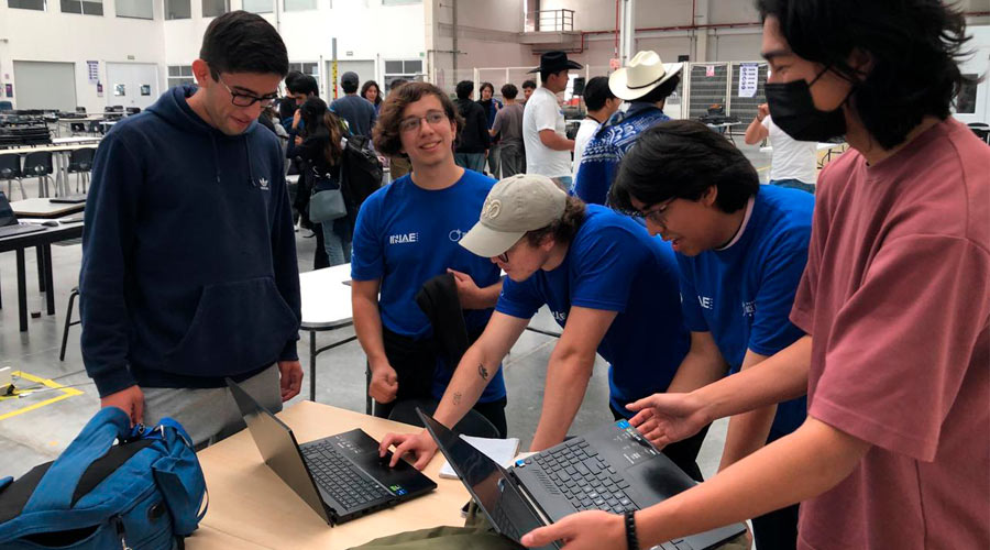 Estudiantes participando en el concurso de NASA Space Apps