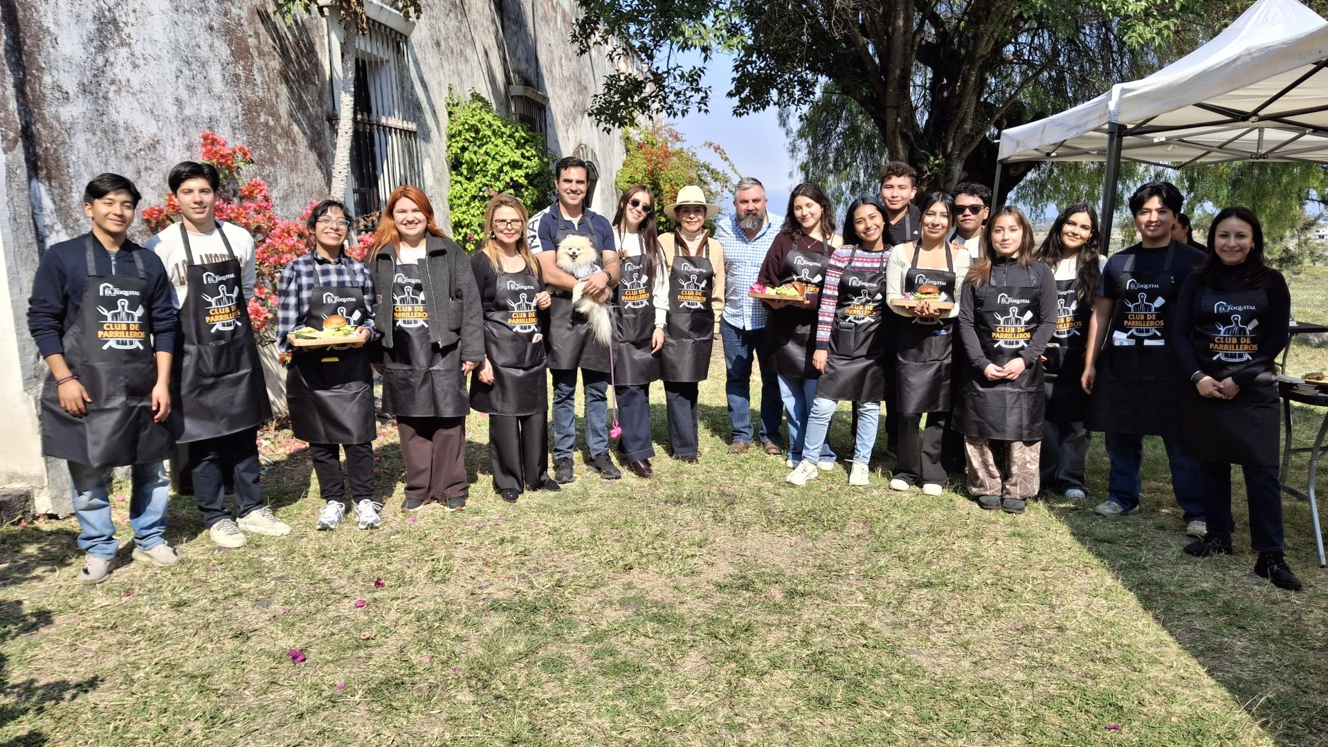 Estudiantes aprenden de negocios conscientes