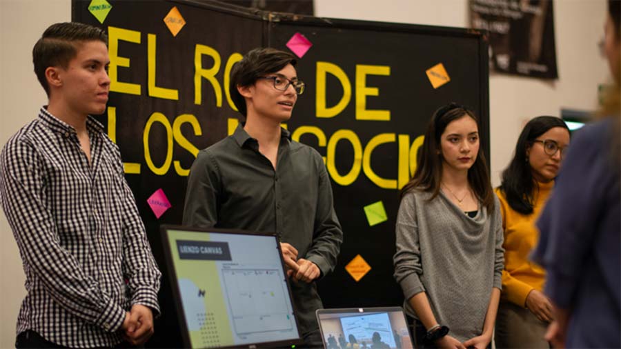 Alumnos de negocios del primer semestre del Modelo Tec21 compartiendo todo lo aprendido después de 6 meses