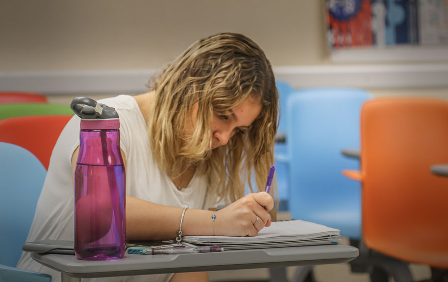 Alumna estudiando