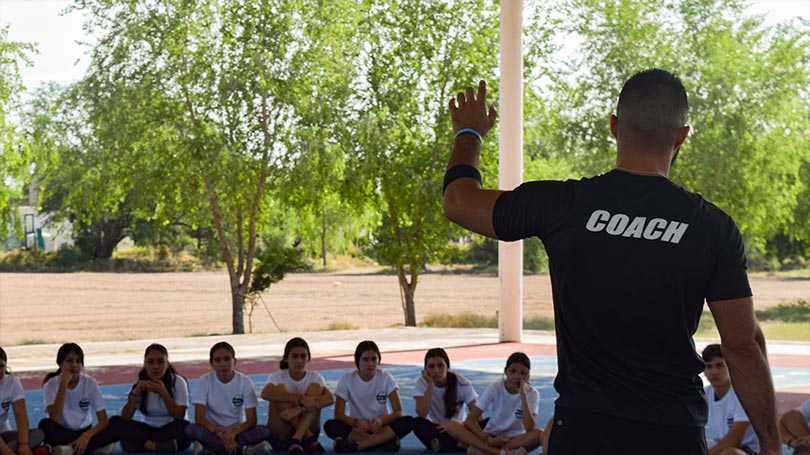 Chuy Almada dando una platica a alumnos de PrepaTec