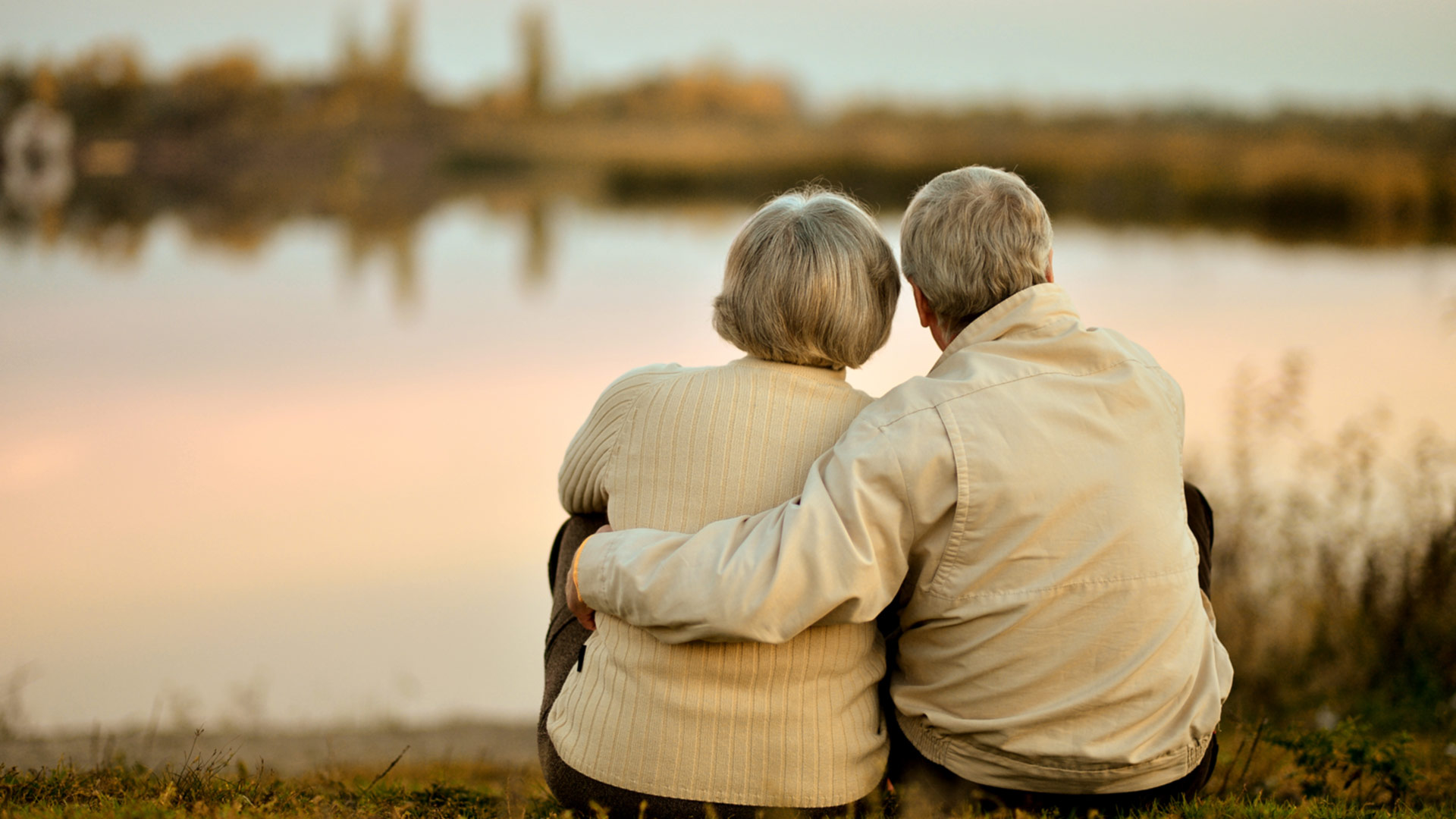 Pareja de ancianos abrazados de espalda