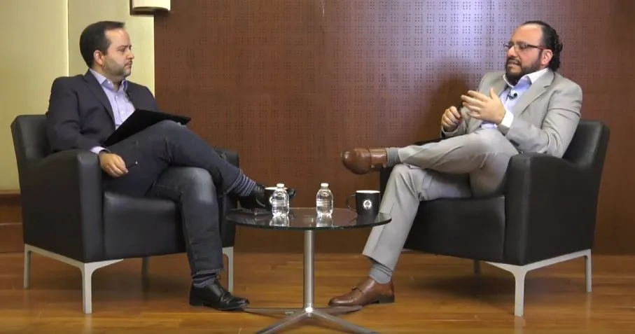 Alejandro Poiré (izq.) y Luis Serra Barragán, durante la charla "¿Por qué no tenemos gasolina?"