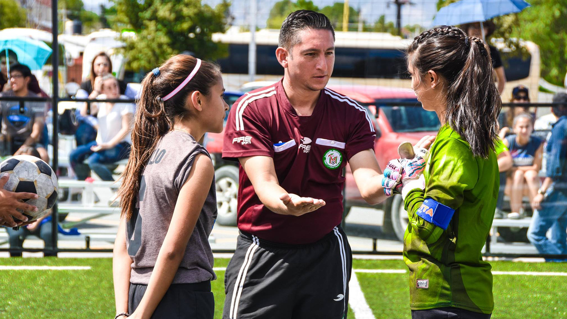 Lanzamiento de moneda para iniciar partido de Intercampus 2017 futbol femenil 