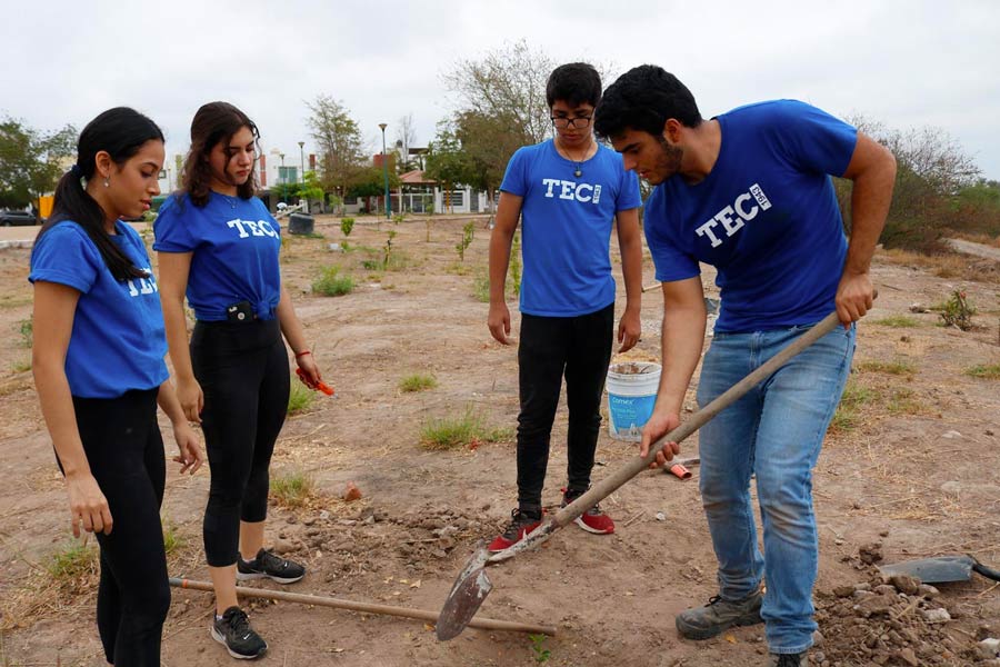 Pedro trabajando en un parque como embajador Tec