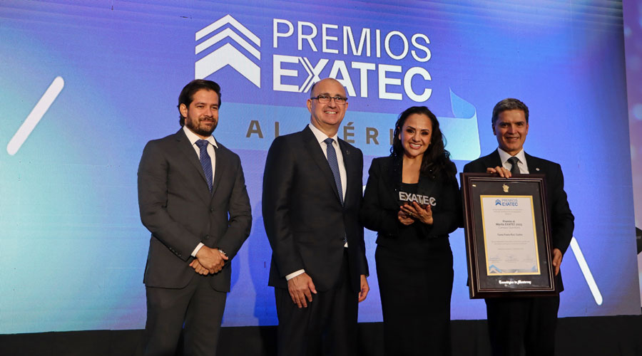 Tania Paola Ruiz Castro, recibió el Premio al mérito EXATEC por su contribución y generosidad a la sociedad civil queretana. 